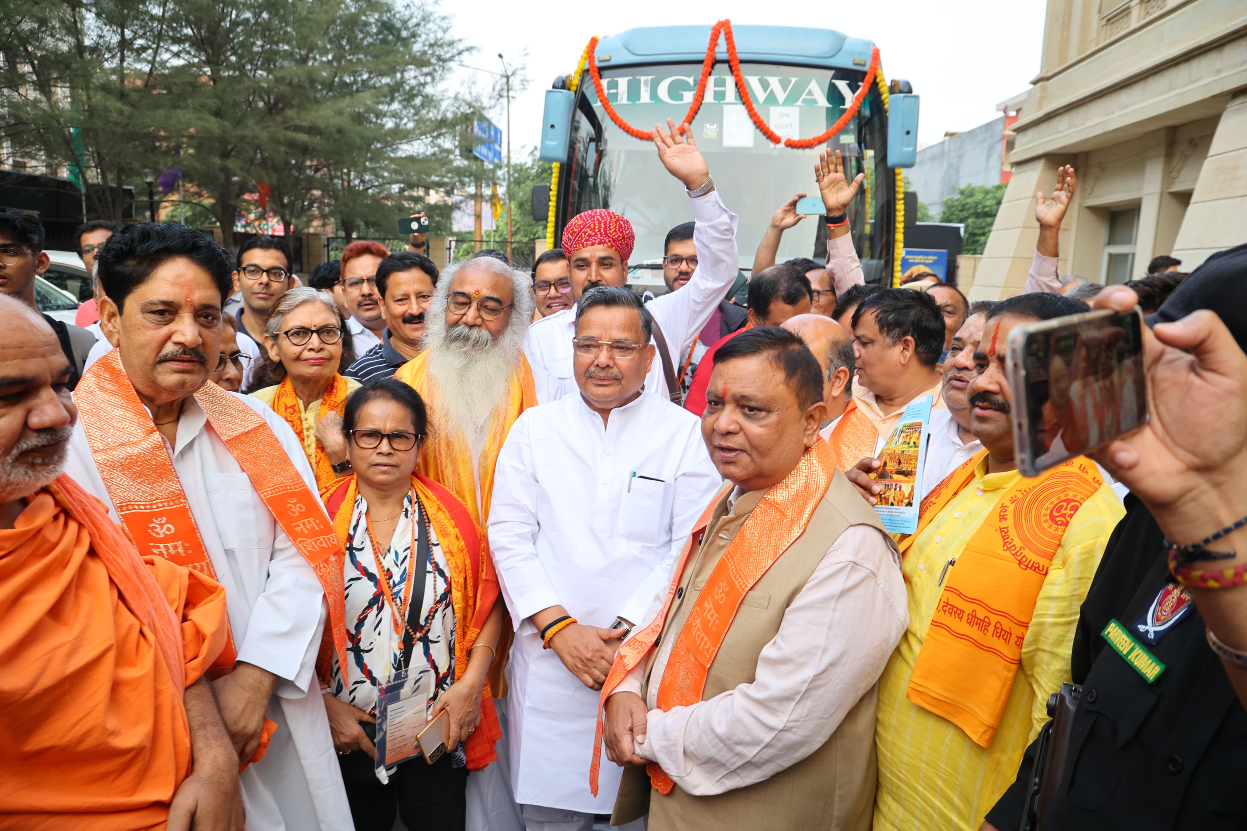 पर्यटन मंत्री श्री जयवीर सिंह ने 39 कैलाश मानसरोवर तीर्थ यात्रियों के पहले दल को हरी झंडी दिखा कर रवाना किया